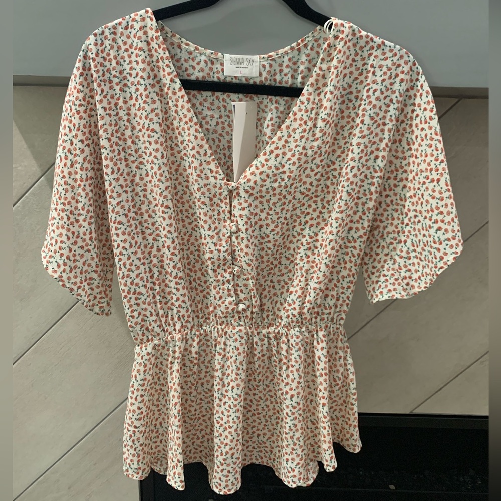 Sweet polyester floral top. Size L NWT!